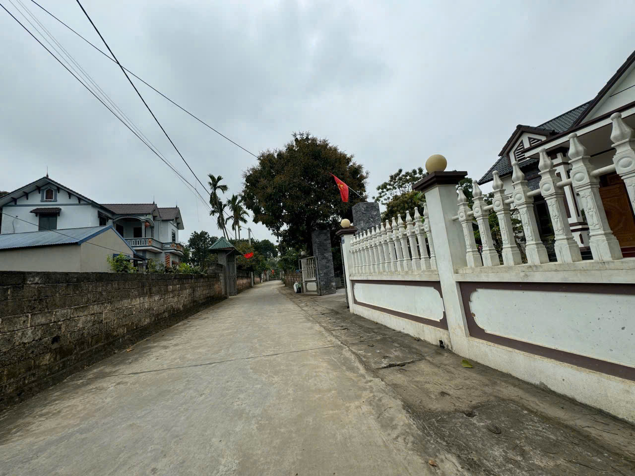 bán lô 1091m tặng nhà  tân tiến giá chỉ  5 triệu , ô tô tránh nhau